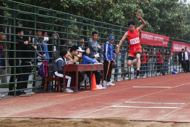 男子甲组三级跳第四名王旭升.JPG